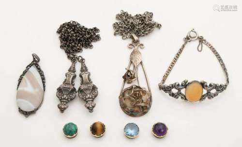 Set of silver jewelry with a necklace with knitted tops, a bracelet and pendant with agate and a