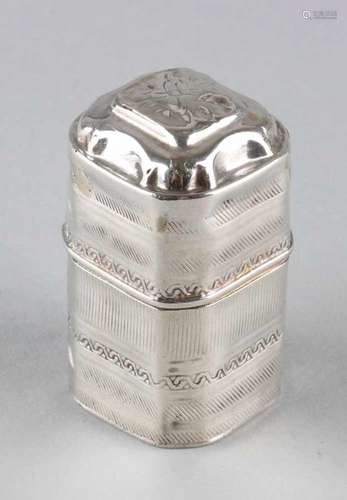 Silver 835/000 eight-sided lodderein box with raised and engraved sliding lid. Equipped with various