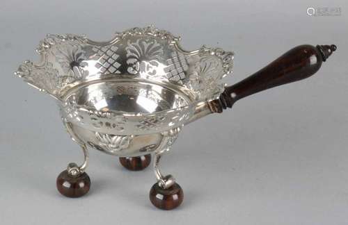 Silver pipe combination, 833/000, with a scalloped edge with decoration and lace work. The comforter