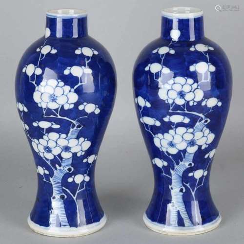 Two antique Chinese porcelain vases with blossom decors. Size: 23 x 9 cm ø. In good condition.