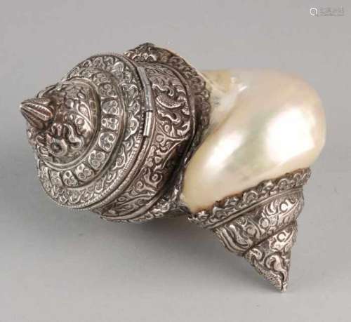 Nautilus shell, made as box with silver lid and foot, BWG, with djokja motif. 16x10x9cm. In good