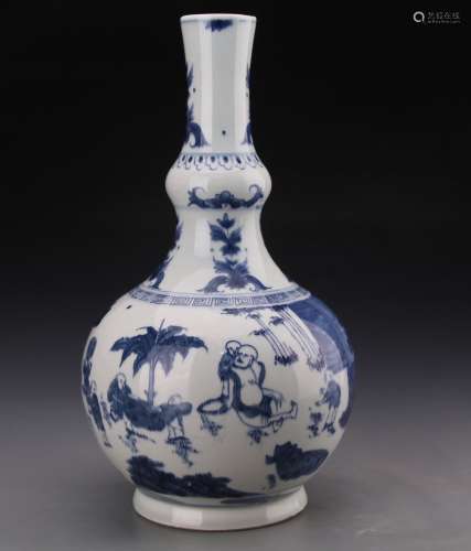 CHINESE BLUE AND WHITE GOURD VASE