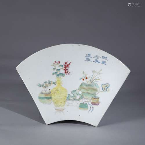 CHINESE FAMILLE ROSE PLATE WITH FAN-SHAPED