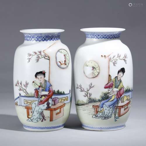 A PAIR OF CHINESE ARCHAIC FAMILLE ROSE PORCELAIN BOTTLE WITH QIANLONG MARK