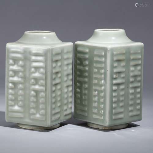 A PAIR OF CHINESE ARCHAIC CONG STYLE PORCELAIN  BOTTLE WITH KANGXI MARK