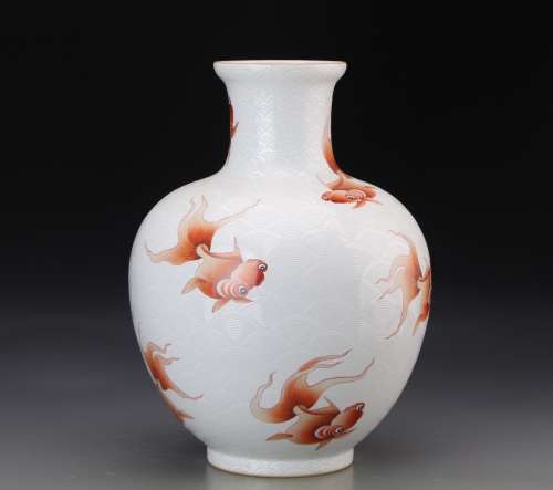 CHINESE GILT WHITE AND RED PAINTED PORCELIAN VASE