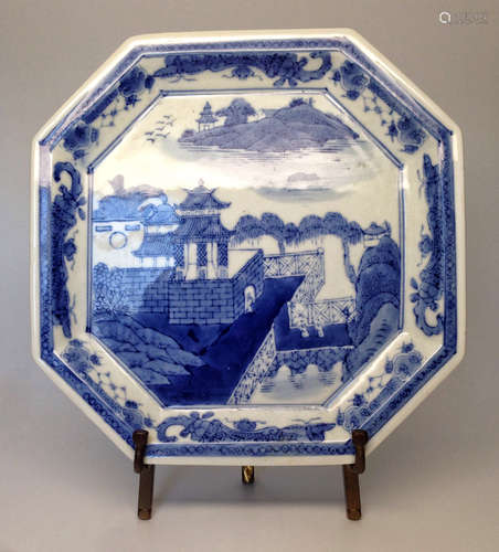 A LANDSCPAE PATTERN BLUE&WHITE OCTAGONAL PLATE