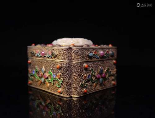 A GILT SILVER DRAGON PATTERN HETIAN JADE CASKET DESIGN ORNAMENT