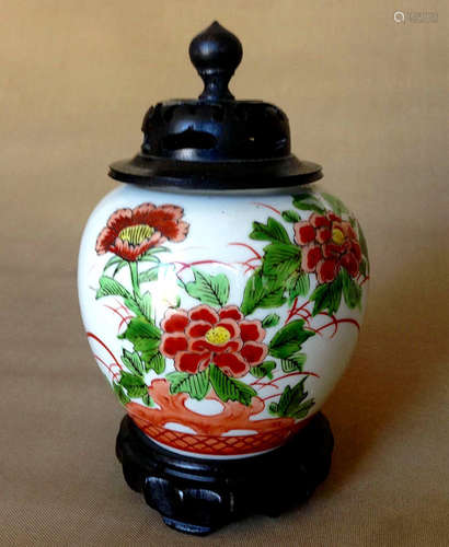 A FAMILLE PHEONY PATTERN COVERED POT