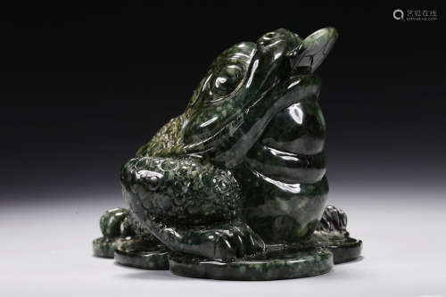 JADE CARVED 'TOAD' FIGURE