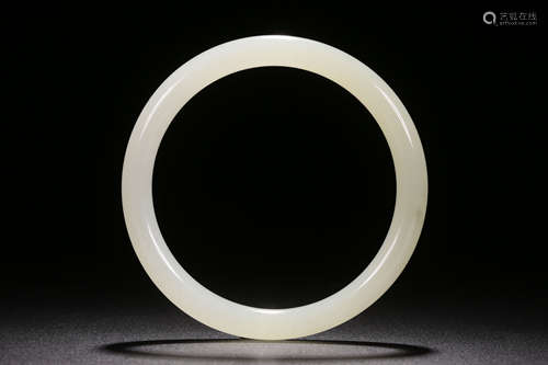 HETIAN JADE ROUND BANGLE