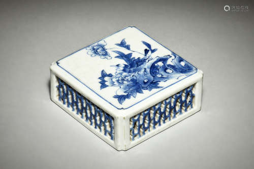 BLUE AND WHITE 'BIRD' PAPER WEIGHT