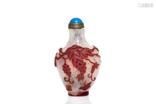 RED OVERLAY GLASS 'FLOWERS AND BIRDS' SNUFF BOTTLE