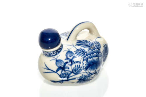 BLUE AND WHITE 'FLOWERS' SNUFF BOTTLE