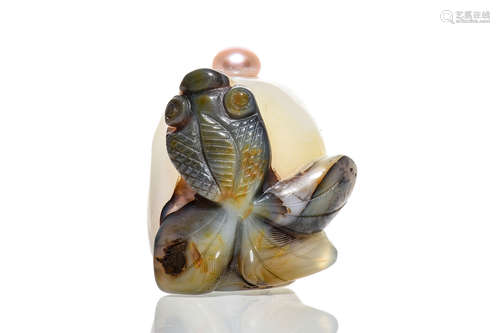 AGATE CLEVERLY CARVED 'GOLDFISH' SNUFF BOTTLE