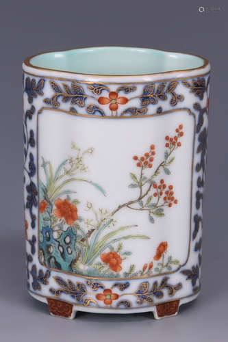 FAMILLE ROSE OPEN MEDALLION 'FLOWERS' BRUSH POT