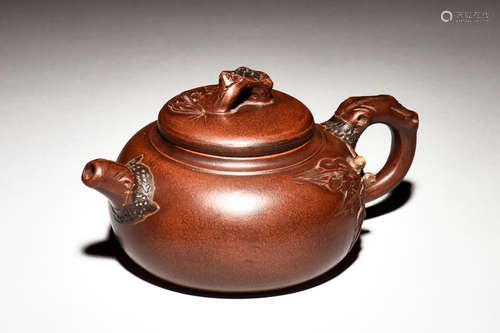 YIXING ZISHA 'TREE' ROUND TEAPOT