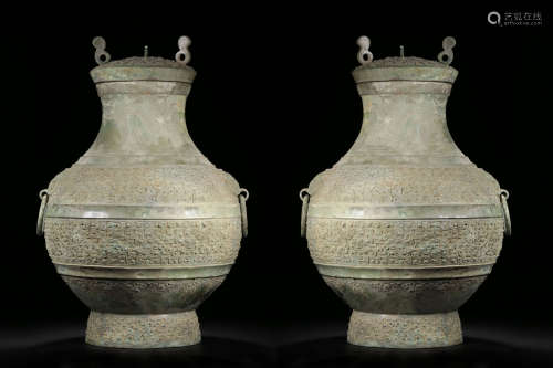 PAIR OF ARCHAIC BRONZE CAST RITUAL VESSEL WITH HANDLES AND LID, HU