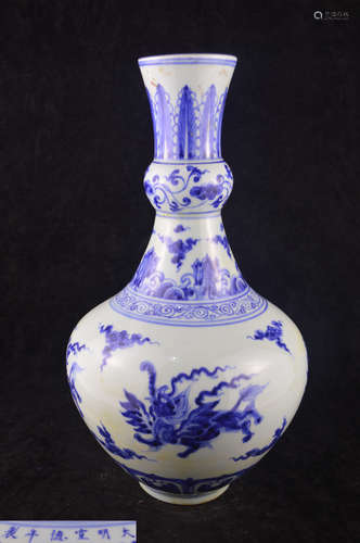 A BLUE AND WHITE DRAGON PATTERN BOTTLE VASE