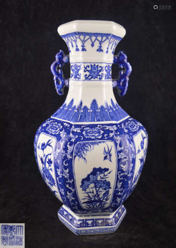 A BLUE AND WHITE DOUBLE EARS VASE