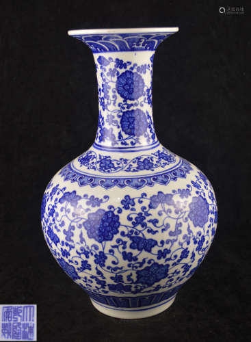 A BLUE AND WHITE LEAFY SCROLLS PATTERN VASE