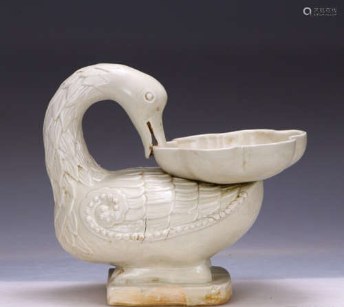 A DING YAO GOOSE SHAPED PORCELAIN LAMP