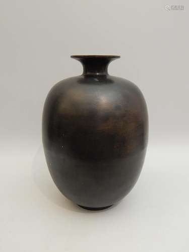 Vase ovoïde en bronze. Japon, XXe siècle. H : 29 c...