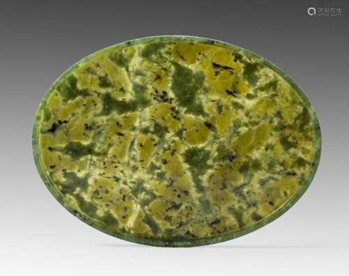 Plateau de forme ovale, en jade vert. L : 19 x 14 ...