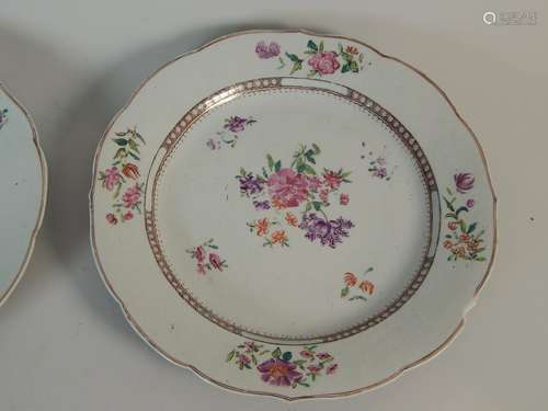 Paire d’assiettes ourlées en porcelaine 