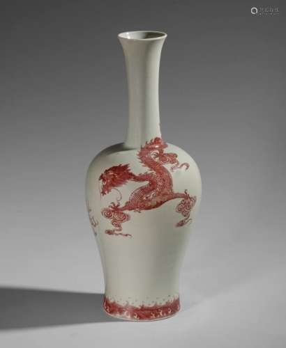 Vase en porcelaine, à décor de dragon en rouge de ...