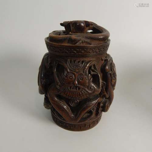 Pot couvert en bambou sculpté d’un dragon. Chine, ...