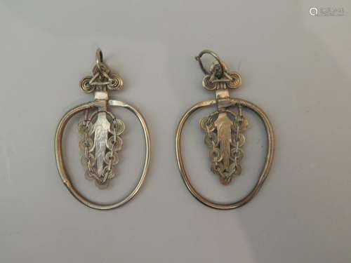 Paire de boucles d’oreilles en métal argentifère. ...