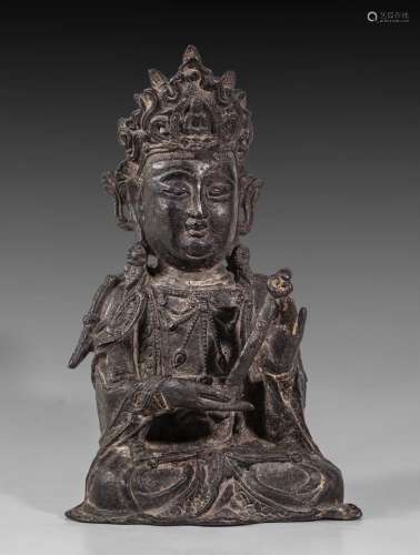 Guanyin assise tenant un ruyi, à la couronne ornée...