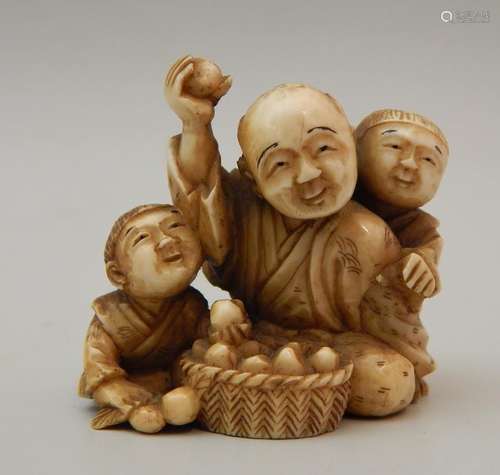 Netsuke en ivoire représentant un marchand et ses ...