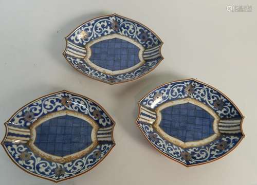 Trois coupes de forme navette en porcelaine 