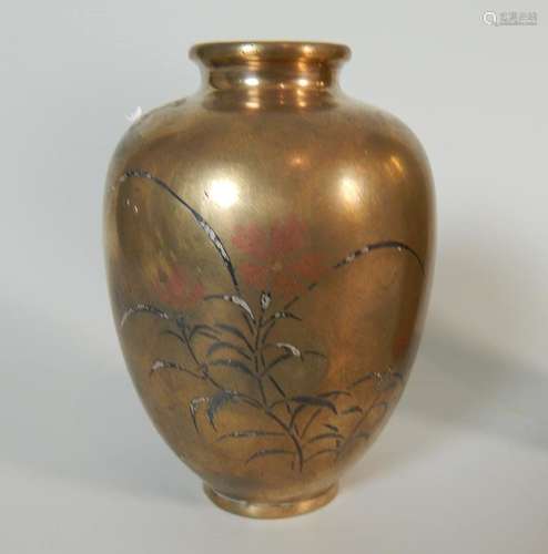 Vase en bronze doré à décor niellé de fleurs. Japo...