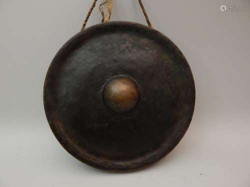 Gong en bronze. Laos, XXe siècle. D : 28.5 cmGo...