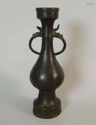 Vase d’autel piriforme en bronze, à décor gravé de...