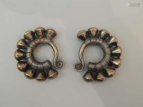 Paire de boucles d’oreilles en métal argentifère. ...