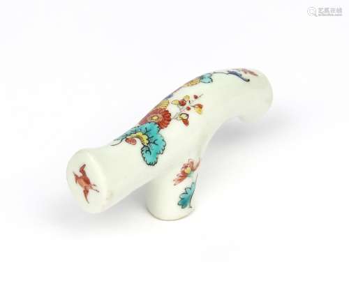 A St Cloud cane handle c.1740, of 'Tau' shape, painted in the Kakiemon palette with a spray of