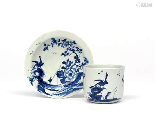 A Worcester blue and white fingerbowl and stand c.1758, painted with the Cormorant pattern, the