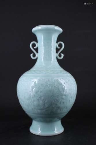 Large Chinese Qing Porcelain Vase