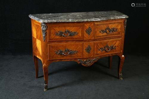 Commode de Style Louis XV. Sommée d'un marbre gris...