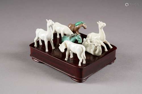 Collection de sept petits Chevaux. Porcelaine de C...