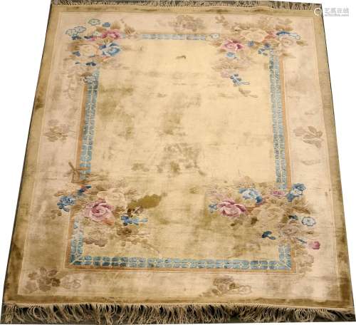 Carpette Chine. A quatre bouquets de fleurs. Fond ...