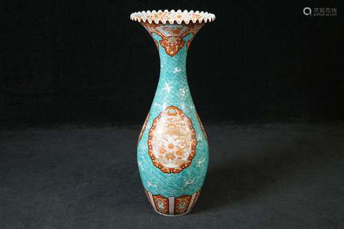 Arita. Grand vase à col pincé et ondulé. Décor Ima...