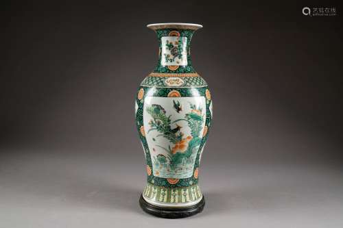 Vase balustre. Porcelaine de Chine, de la Famille ...
