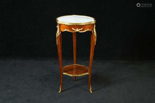 Table d'Appoint. Sommée d'un marbre blanc. Pieds c...