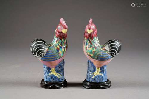 Paire de Coqs. Porcelaine de Chine de la Famille R...