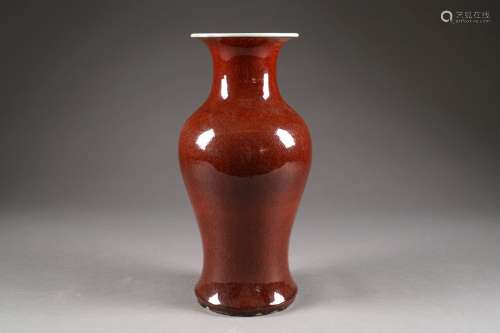 Vase balustre. Porcelaine de Chine à émail rouge s...